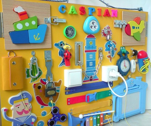 cach-lam-do-choi-theo-phuong-phap-Montessori-bang-busy-board-do-choi-ban-ron