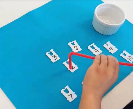 cach-lam-do-choi-theo-phuong-phap-Montessori-hoc-chu-cai-chu-so