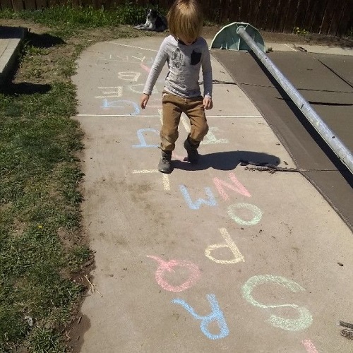 cach-lam-do-choi-theo-phuong-phap-Montessori-hoc-chu-cai-chu-so