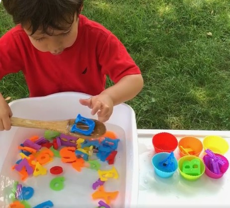 cach-lam-do-choi-theo-phuong-phap-Montessori-hoc-chu-cai-chu-so