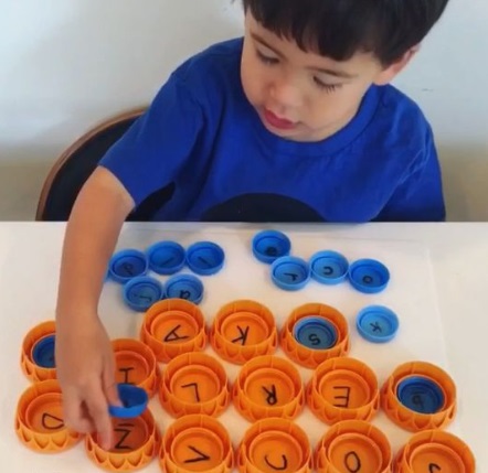 cach-lam-do-choi-theo-phuong-phap-Montessori-hoc-chu-cai-chu-so