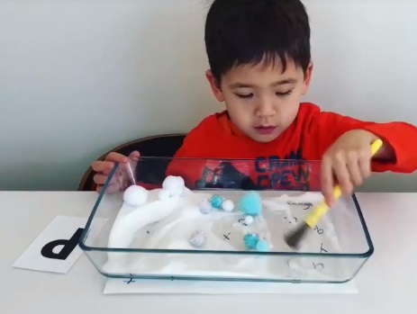 cach-lam-do-choi-theo-phuong-phap-Montessori-hoc-chu-cai-chu-so