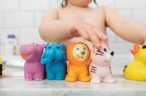 Nhấn vào ảnh để phóng to cach-ve-sinh-do-choi-cho-be-bang-cao-su