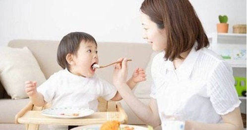 Đồ dùng cho bé ăn