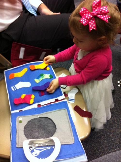 Cách sử dụng sách vải cho bé