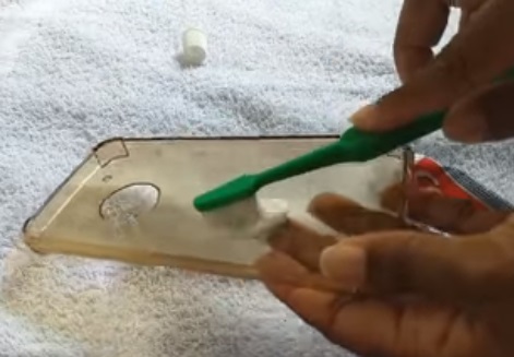 Cách làm sạch ốp lưng điện thoại cao su