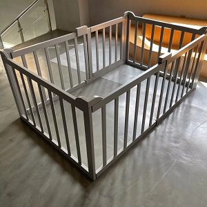 So sánh quây gỗ và quây nhựa cho bé