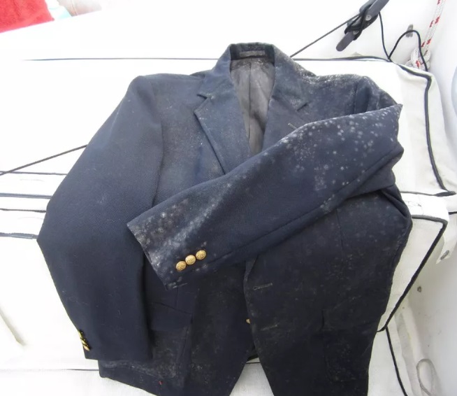 Cách tẩy vết mốc đen trên quần áo màu