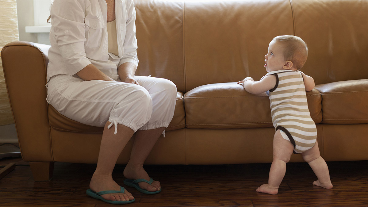 Hướng dẫn cách dạy trẻ con tập đứng