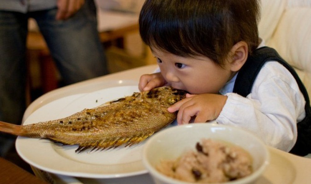 Mẹo xử lý khi trẻ bị hóc xương cá