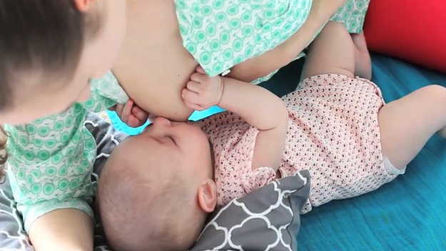 Cách nằm cho con bú