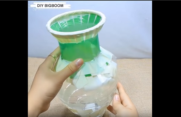 Cach-lam-binh-hoa-bang-chai-nhua