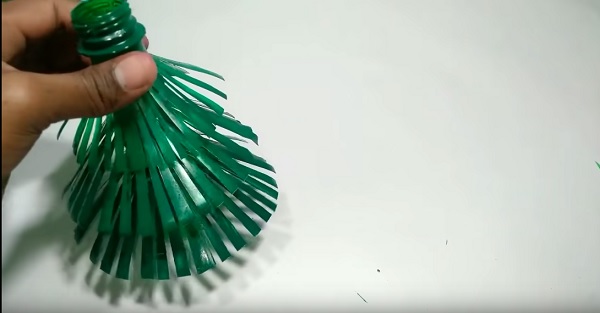 Cach-lam-cay-thong-bang-chai-nhua