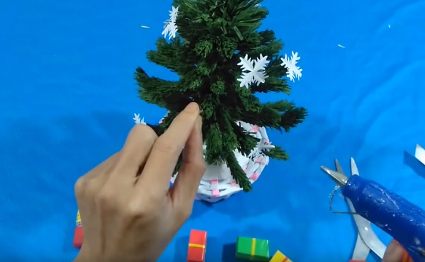 Cach-lam-cay-thong-noel-bang-giay-nhun