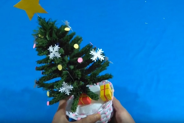 Cach-lam-cay-thong-noel-bang-giay-nhun