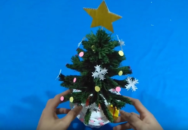 Cach-lam-cay-thong-noel-bang-giay-nhun