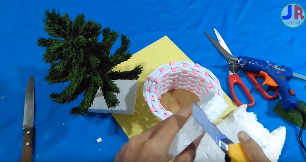 Cach-lam-cay-thong-noel-bang-giay-nhun
