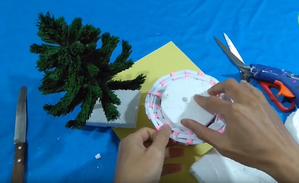 Cach-lam-cay-thong-noel-bang-giay-nhun