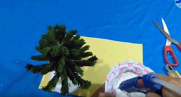 Cach-lam-cay-thong-noel-bang-giay-nhun