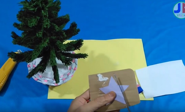 Cach-lam-cay-thong-noel-bang-giay-nhun