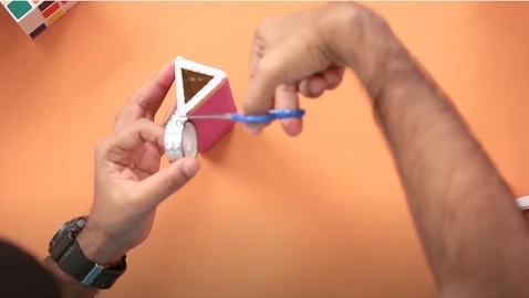 Bóc lớp giấy bìa cứng ở xung quanh hình tam giác gương đó.