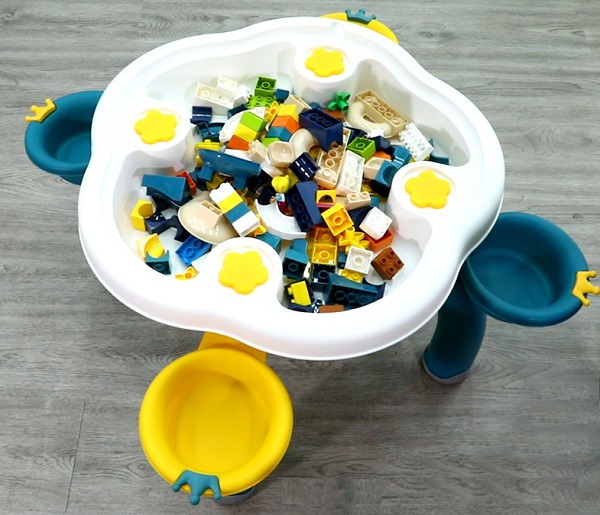 ban-choi-lap-ghep-lego-cho-be-9