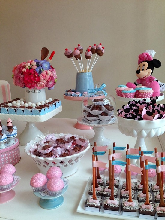 cach-bay-banh-keo-sinh-nhat-cho-be-theo-chu-de-mickey