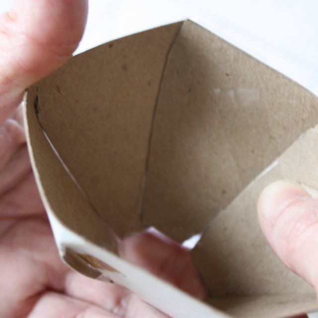 cach-lam-chen-tra-do-choi-bang-giay-bia-carton-va-bao
