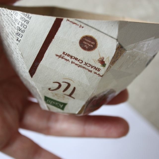 cach-lam-chen-tra-do-choi-bang-giay-bia-carton-va-bao