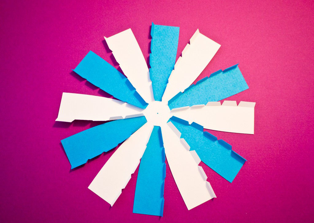 cach-lam-chen-tra-do-choi-bang-giay-bia-carton-va-bao