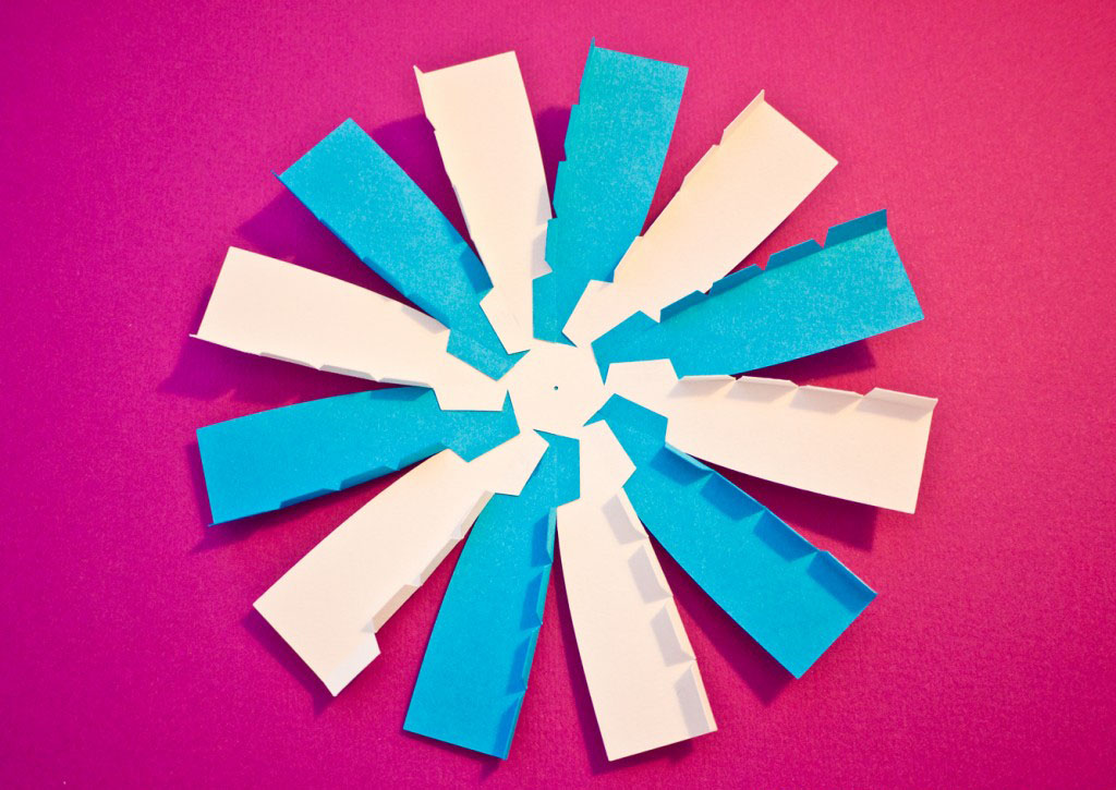 cach-lam-chen-tra-do-choi-bang-giay-bia-carton-va-bao