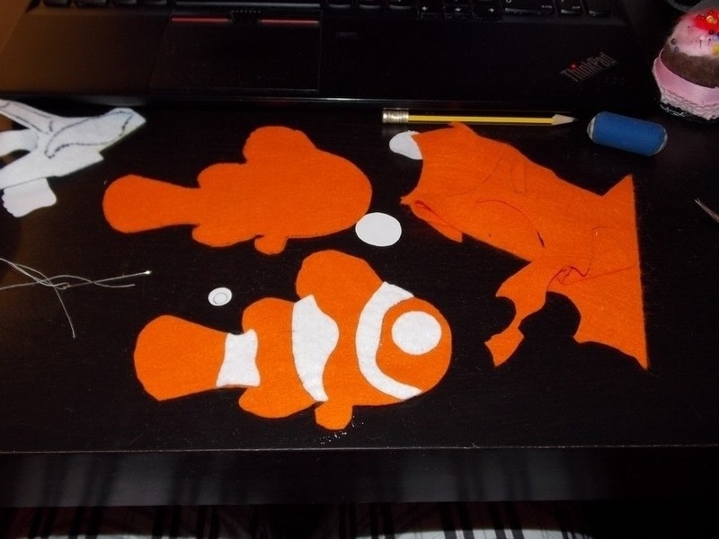 cach-lam-con-ca-vang-nemo-bang-vai-ni