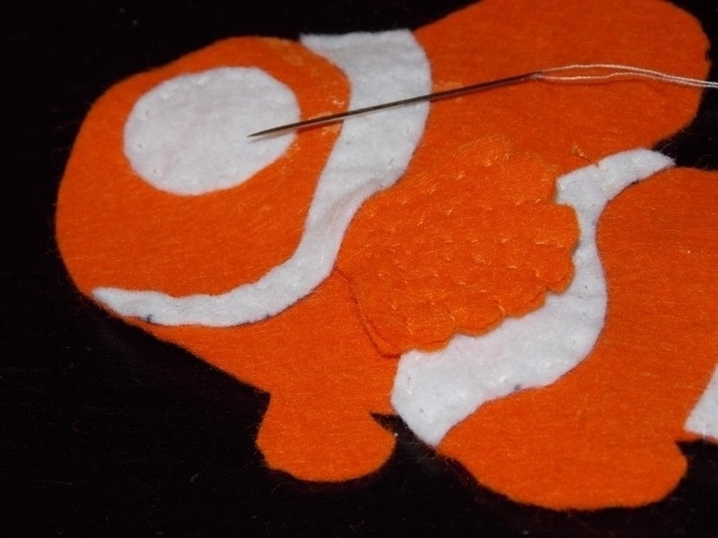 cach-lam-con-ca-vang-nemo-bang-vai-ni