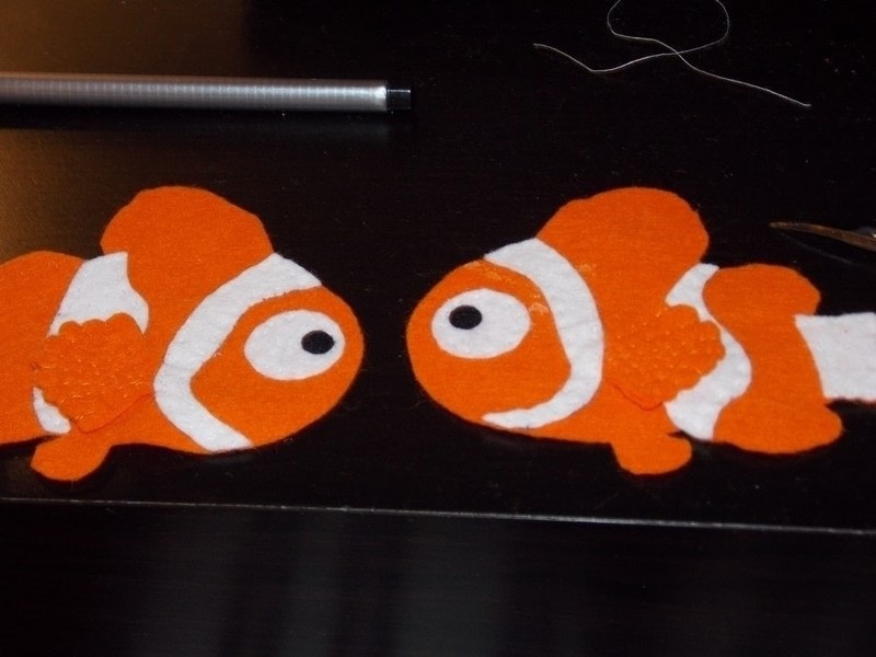 cach-lam-con-ca-vang-nemo-bang-vai-ni