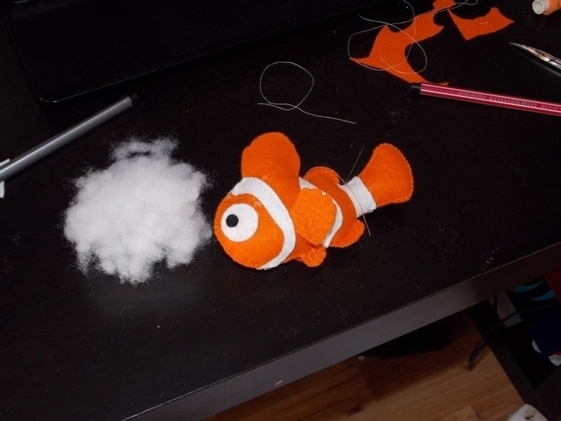 cach-lam-con-ca-vang-nemo-bang-vai-ni