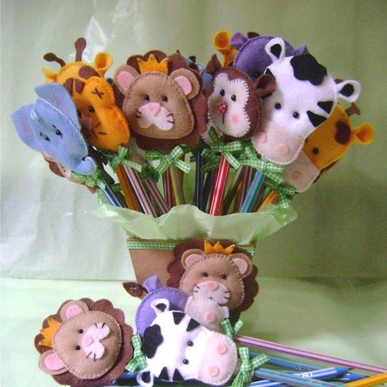 cach-lam-do-choi-cai-but-bang-vai-ni