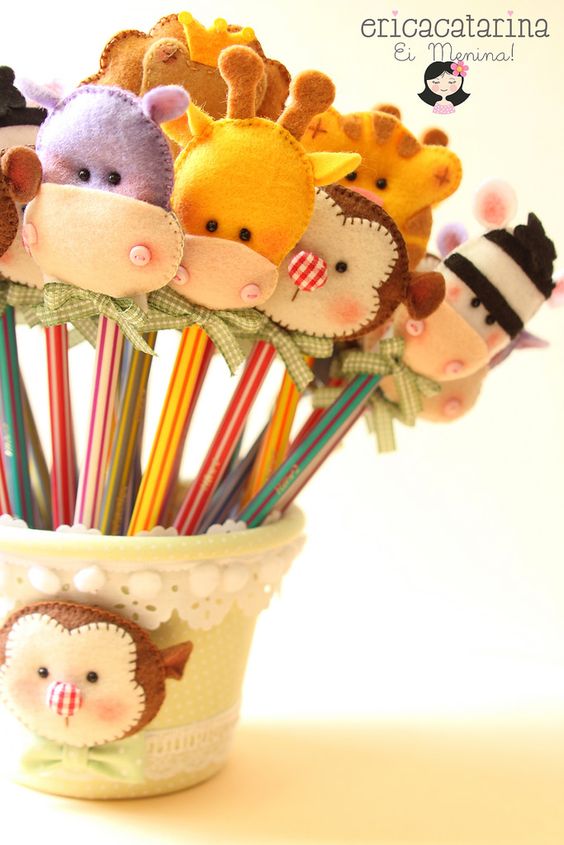 cach-lam-do-choi-cai-but-bang-vai-ni