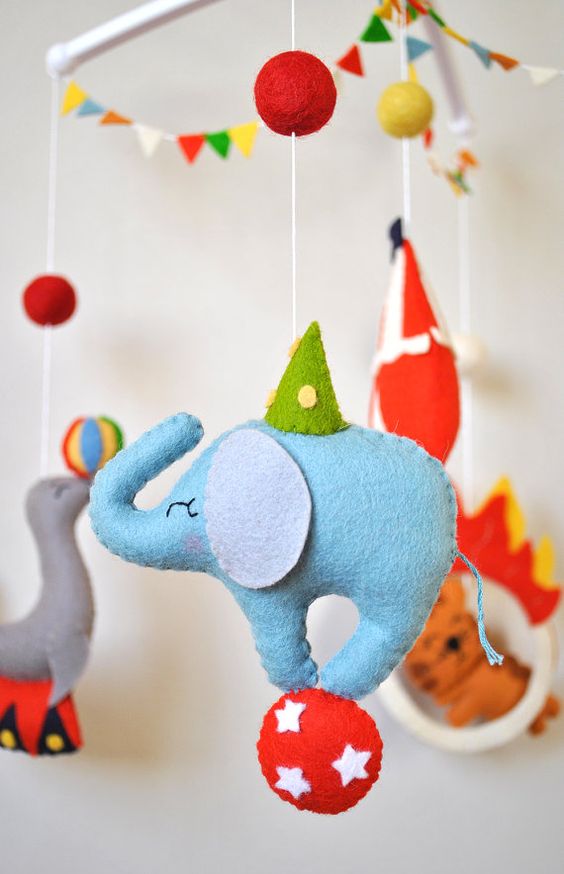 cach-lam-do-choi-chu-treo-cui-cho-be-bang-vai-ni