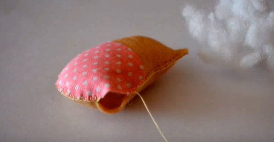 cach-lam-do-choi-cu-meo-bang-vai-ni