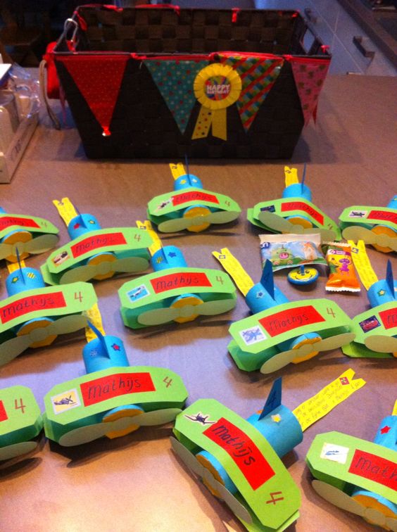 Nhấn vào ảnh để phóng to cach-lam-do-choi-may-bay-cho-be-tu-loi-giay-ve-sinh