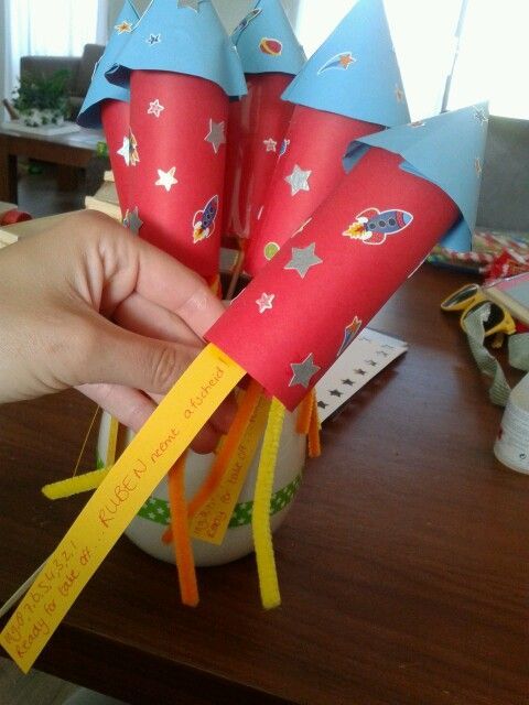 Nhấn vào ảnh để phóng to cach-lam-do-choi-ten-lua-cho-be-tu-loi-giay-ve-sinh