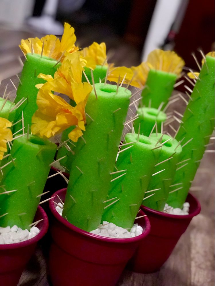 cach-lam-do-choi-trang-tri-cay-xuong-rong-cho-be-tu-xop-mau