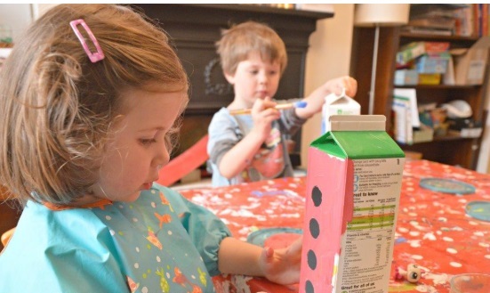 cach-lam-ngoi-nha-bang-hop-sua-cho-be-nha-tang