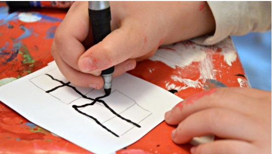 cach-lam-ngoi-nha-bang-hop-sua-cho-be-nha-tang