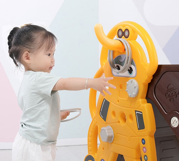 cau-truot-robot-cho-be
