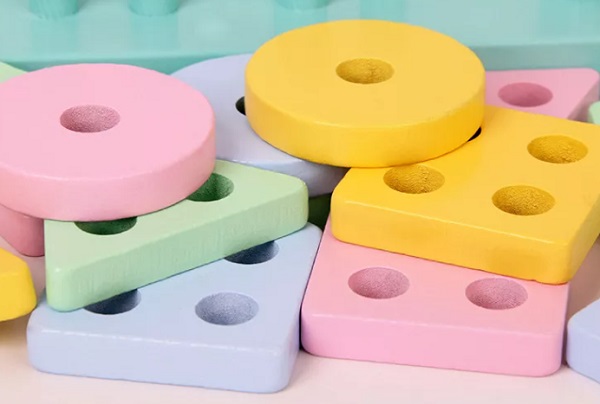 do-choi-go-Montessori-hinh-hoc-mau-sac