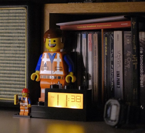 dong-ho-de-ban-lego-h8