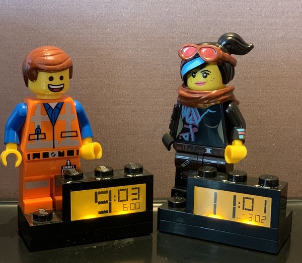 dong-ho-de-ban-lego-h9