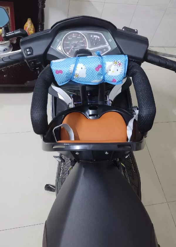ghe-cho-em-be-ngoi-xe-may-airblade-2-in-1-h7