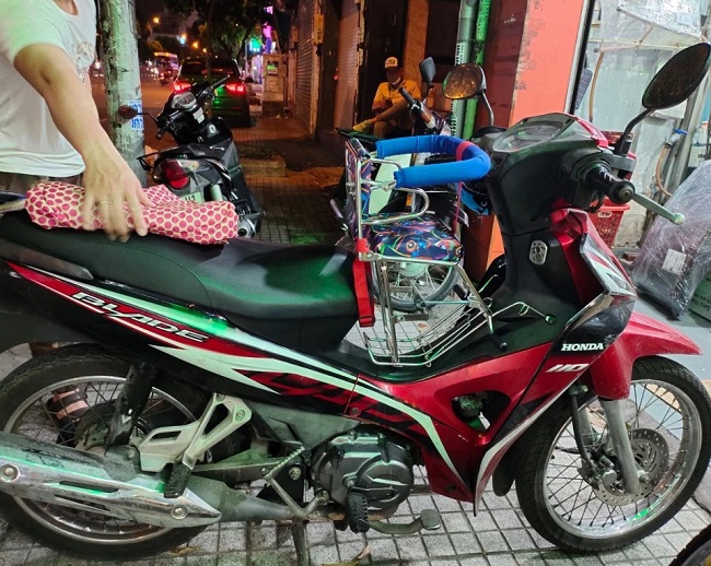 ghe-inox-ngoi-xe-may-honda-blade-h5